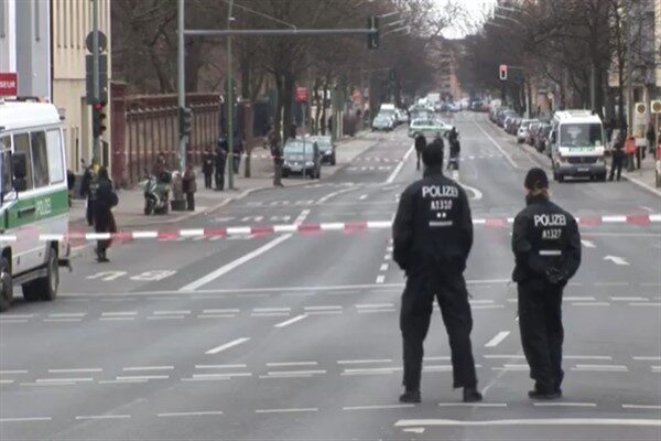 Güvenlik nedeniyle geniş bir alan kordon altına alınırken, polis kapı