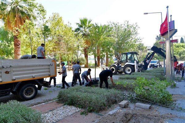 Bornova Cumhuriyet’in alt kısmında yer alan parkta, çeşitli nedenlerle kuruyan