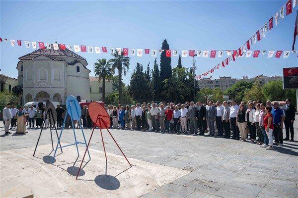 CHP Bornova İlçe Başkanı Av. Ertürk Çapın Atatürk Anıtı’na çelenk