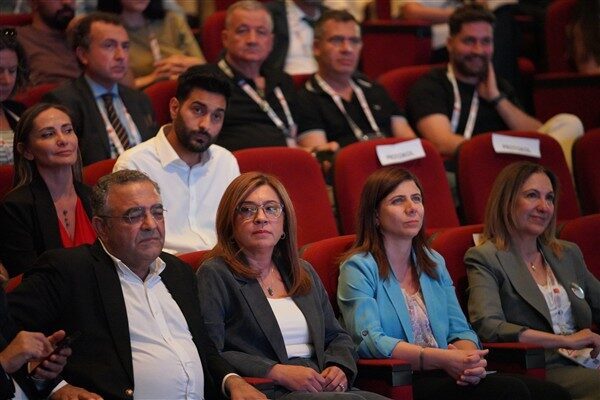 Diyarbakır Büyükşehir Belediyesi Eş Başkanı Bucak, Türk Diş Hekimleri Birliği’nin
