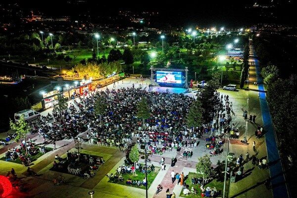 Maç öncesi parkı dolduran binlerce vatandaş, ellerindeki Türk bayraklarıyla alanı
