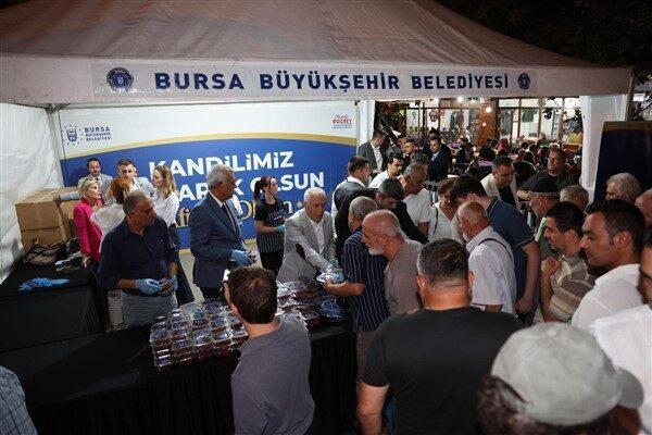 Bursa Büyükşehir Belediyesi, kentin 17 ilçesinde vatandaşlara tatlı ikram etti.