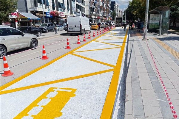 Yenileme çalışmaları kapsamında özellikle halk otobüsleri ve dolmuşların kullandığı durak