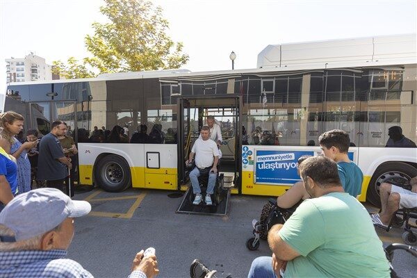 Mersin Büyükşehir Belediyesi Engelsiz Yaşam Merkezi’nde gerçekleşen eğitimin teorik bölümünde