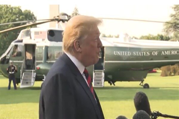 Trump ve eşi Melania Trump, Perşembe akşamı Marine One uçağındaydı.
