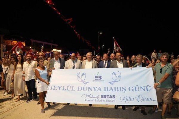 Altınoluk kordon boyunda Dünya Barış Günü dolayısıyla düzenlenen etkinlikte, Yunanistan’ın