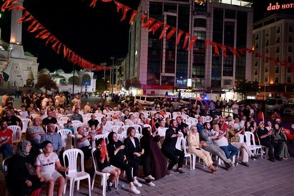 Cumhuriyet Meydanı’na kurulan dev ekranda, binlerce Esenyurtlu ay-yıldızlı bayraklarıyla Türkiye-Yunanistan