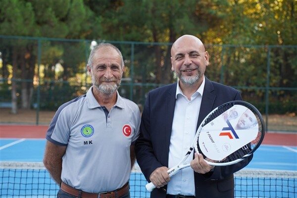 Final maçlarının ardından şampiyonlara kupalarını; Orhangazi Belediye Başkanı Bekir Aydın,