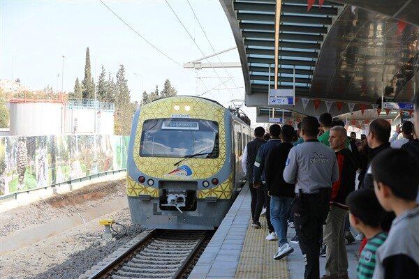 Gaziantep Büyükşehir Belediyesi’nin yeni sistemi kapsamında öğrenciler, aylık 400 binişi