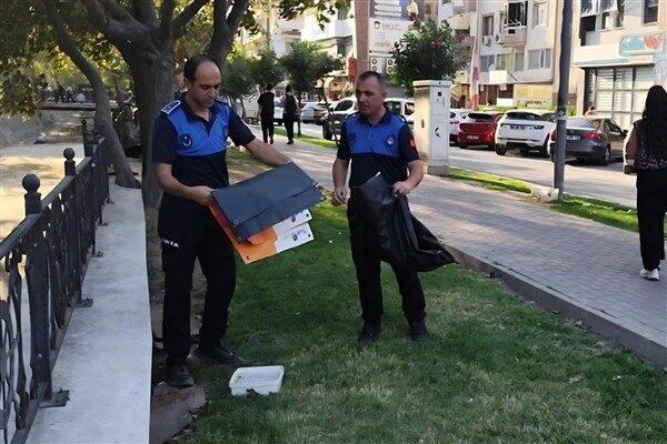 Denetimlerde, kamuya ait alanlara izinsiz olarak asılan afişler toplandı. Söz