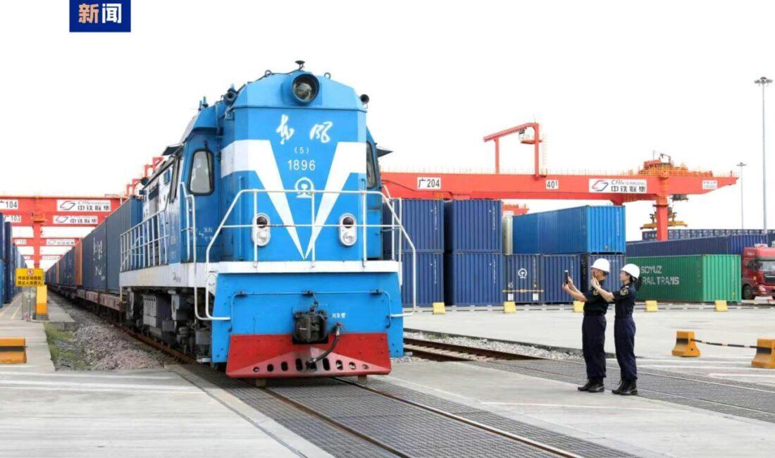 Çin’in Guangzhou Tren İstasyonu’ndan ev aletleri, giyim ürünleri ve diğer mallar taşıyan Çin-Avrupa