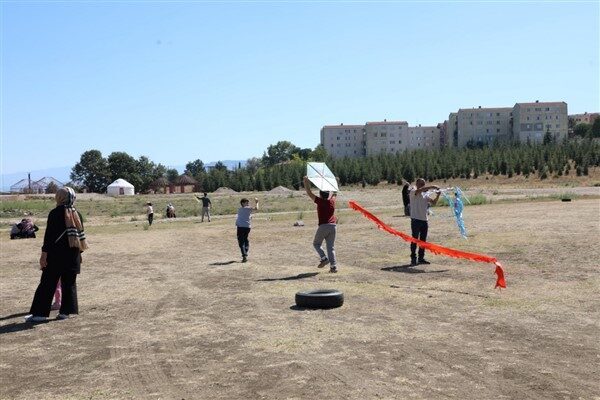 İnegöl’de hafta sonu uçurtma şenliği gerçekleştirildi. İnegöl Belediyesi ve Türk