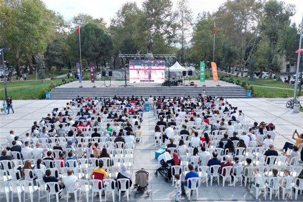Voleybolda Filenin Sultanlarının dünya kupası finalinde karşılaştığı İtalya müsabakası, futbolda