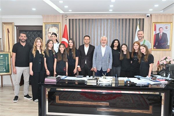 Isparta’da ilk kez kurulan profesyonel kadın voleybol takımı sporcuları ve