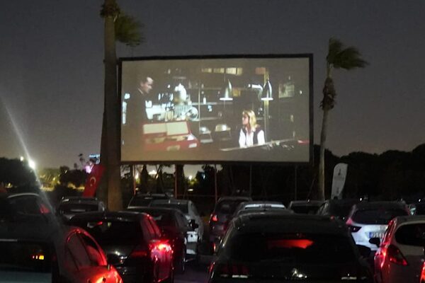 İzmir Büyükşehir Belediyesi tarafından, “Yeniden Sinematek Arabada Film Keyfi” etkinliği