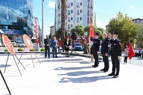 Tören, saygı duruşu ve İstiklal Marşı’nın okunmasıyla başladı. Kaymakamlık, Belediye