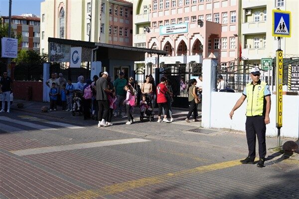 Zabıta ekipleri, öğrencilerin okullarına giriş ve çıkışlarını güvenli şekilde yapabilmeleri