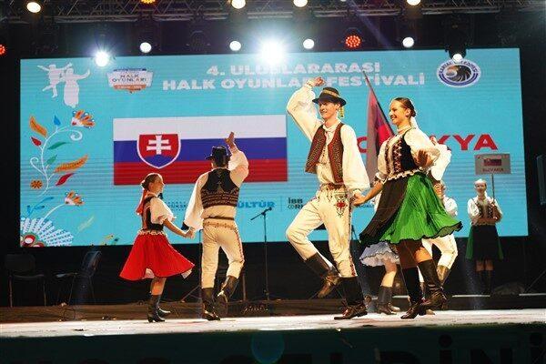 Festivalin final günü, Neyzen Tevfik Meydanı’nda başlayan kortej yürüyüşü ile