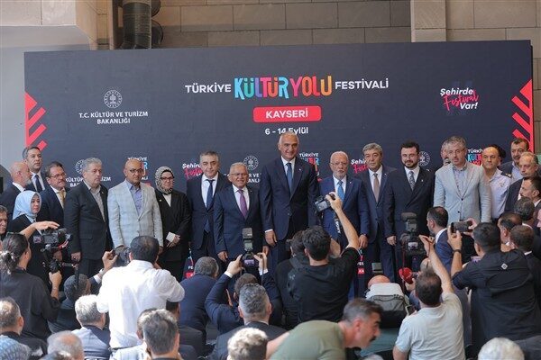 Kayseri Büyükşehir Belediye Başkanı Dr. Memduh Büyükkılıç, festivale katılan binlerce
