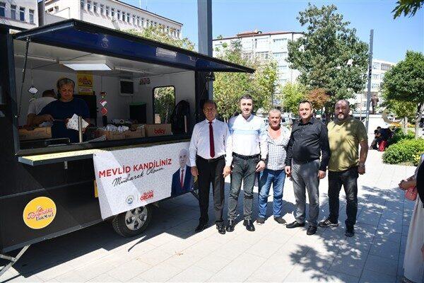 Keşan Belediyesi tarafından gerçekleştirilen ikram programında, hazırlanan lokmalar vatandaşlara dağıtıldı. 