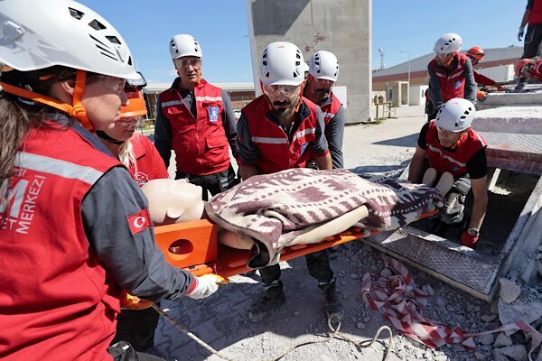 Konak Belediyesi Afet Merkezi Arama Kurtarma Timi (KAM), olası afet
