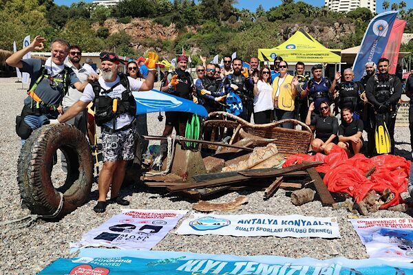 Antalya Büyükşehir Belediyesi tarafından Konyaaltı Sahili’nde Uluslararası Kıyı Temizleme Günü