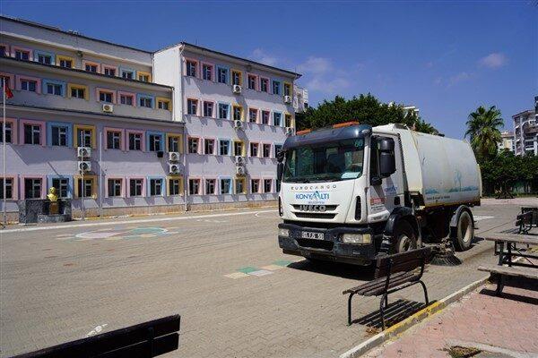 Konyaaltı Belediyesi, eğitim-öğretim yılının başlamasına kısa bir süre kala hazırlıklarını