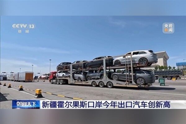 Çin’in Xinjiang Uygur Özerk Bölgesi’ndeki Korgas sınır kapısından yapılan otomobil