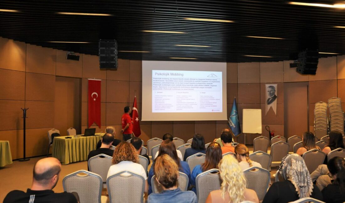 Belediye Başkanlığı Çok Amaçlı Salonu’nda gerçekleştirilen eğitimde; "Mobbing nedir, neden