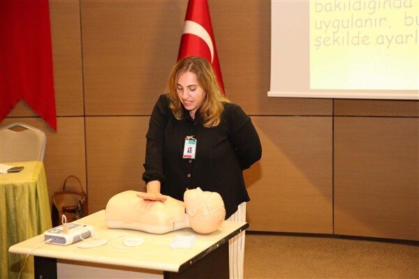 Sağlık Bakanlığı onaylı eğitmenler tarafından verilen eğitimde, katılımcılara hayat kurtaracak