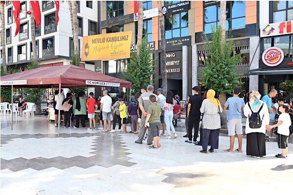 Kumluca Belediyesi tarafından , Mevlid Kandili kapsamında Cumhuriyet Meydanı’nda lokma