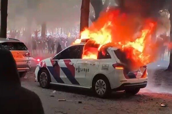 Sağcı protestocular, Cumartesi günü Lahey'de çevik kuvvet polisiyle çatıştı. Yüzlerce