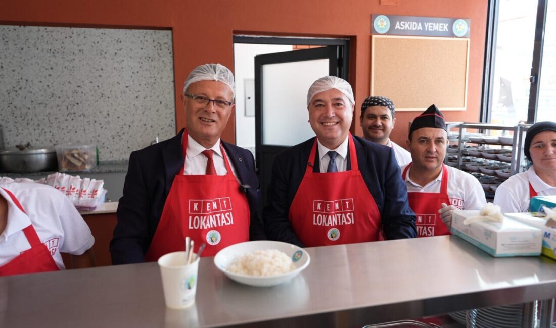 Açılış törenine CHP Manisa Milletvekili Ahmet Vehbi Bakırlıoğlu, Manisa Büyükşehir