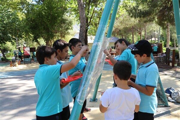 Çocuklar, hem eğlenceli hem de öğretici etkinliklerle mikroorganizmaların gizemli dünyasını