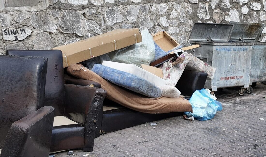 Marmaris Belediyesi tarafından , kent genelinde çevre temizliği ve estetiğini