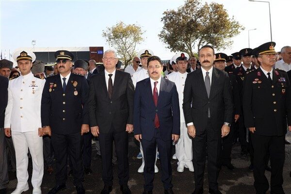 Mudanya’nın kurtuluşunun 103. yıl dönümü İskele Meydanı’nda düzenlenen törenle kutlandı.