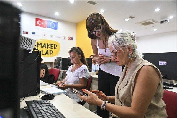 Farklı yaş gruplarından kadınların lgi gösterdiği eğitimde; sosyal medya yönetimi,