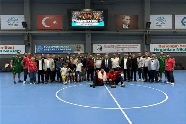 Nilüfer Belediyesi Üçevler Spor Tesisi’nde oynanan karşılaşmayı  Nilüfer Belediye Başkanı