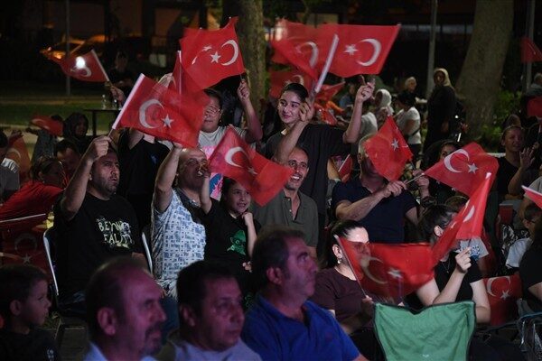 Osmangazi Belediyesi, vatandaşların milli heyecanına ortak olmak için Soğukkuyu Parkı’na