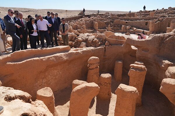 Prenses Mikasa, Türkiye temasları çerçevesinde Şanlıurfa’da çeşitli ziyaretlerde bulundu. Prenses