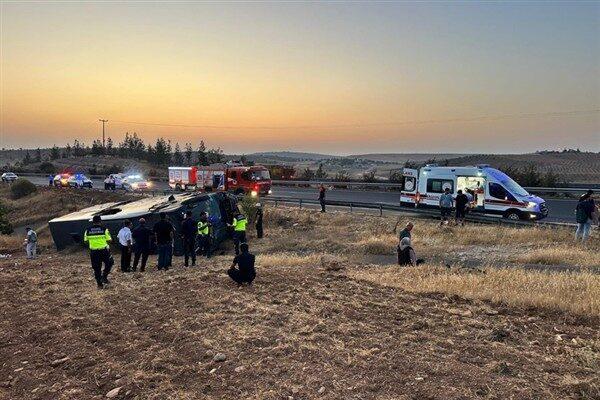 Sürücünün direksiyon hakimiyetini kaybetmesi sonucu meydana gelen kazada araç yan