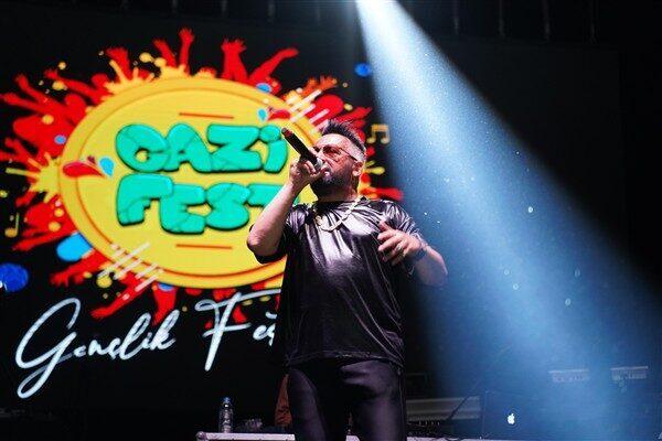 Festivalin ilk gününde İznik Gölü kıyısındaki Belediye Festival Alanı’nda Selin Geçit