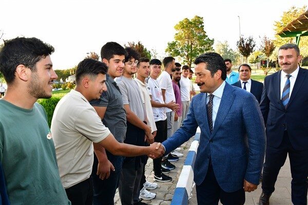 Vali Demiryürek, daha sonra Neşet Ertaş Amfi Tiyatrosu'nda düzenlenen kampçı