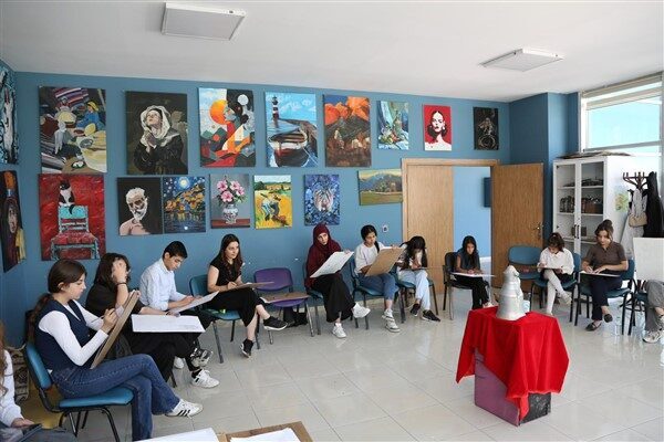 Hacıbekir Kültür Merkezi’nde gerçekleştirilen sınavlarda öğrenciler, önce teorik testlere ardından