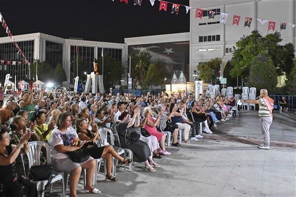 Her gece farklı bir yöreye özgü konserler ve halk danslarına