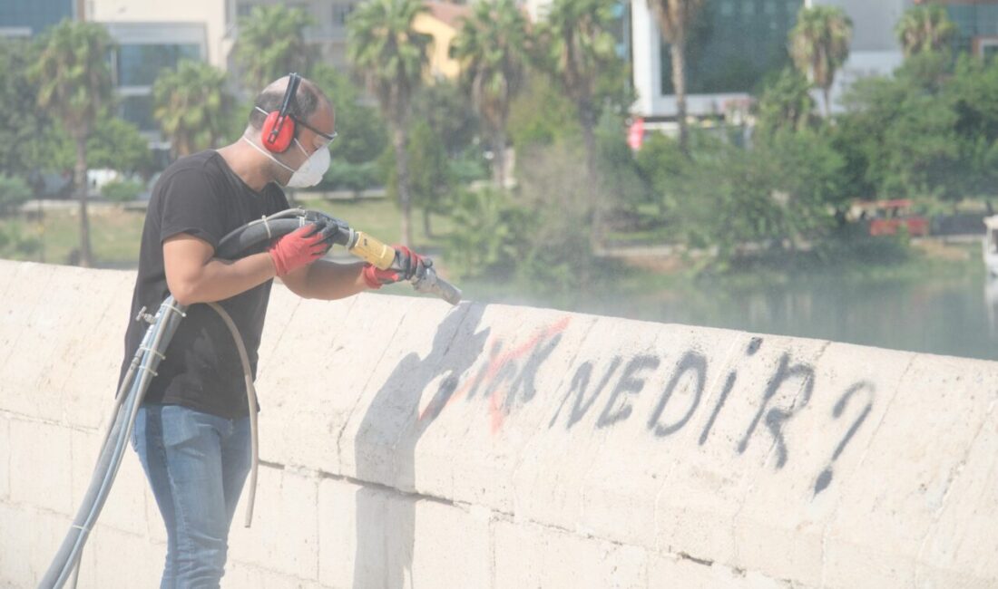 Adana’da bulunan tarihi taş köprüde Adana Büyükşehir Belediyesi Koruma Uygulama
