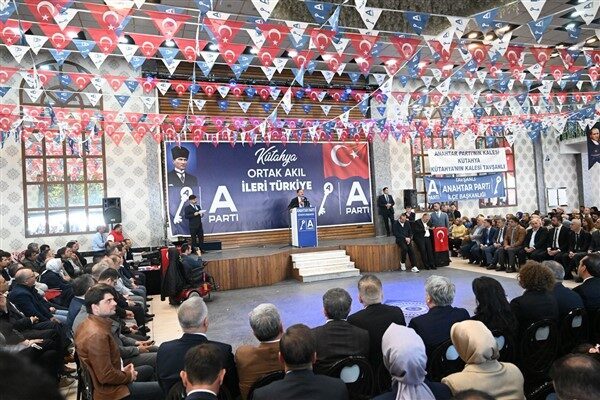 Toplantıda konuşan Ağıralioğlu, iktidarı ve mevcut siyasi durumu ele alarak