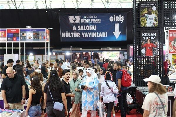 Fuarın ikinci gününde İsmail Küçükkaya, Mustafa Balbay, Saygı Öztürk, Fatih