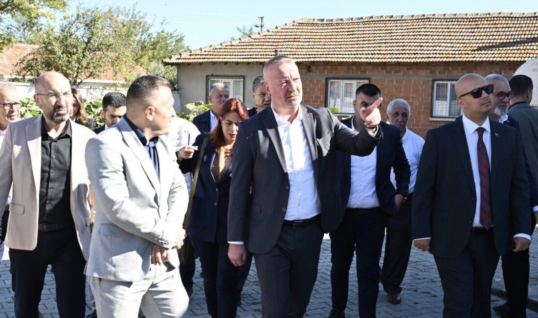 Karacabey Belediye Başkanı Fatih Karabatı, Bakırköy Mahallesi’nde saha çalışmaları kapsamında ziyaretlerde