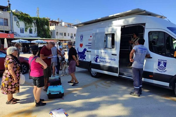 Bodrum Belediyesi tarafından, 4 Ekim Dünya Hayvanları Koruma Günü’nde belediye önünde bazı